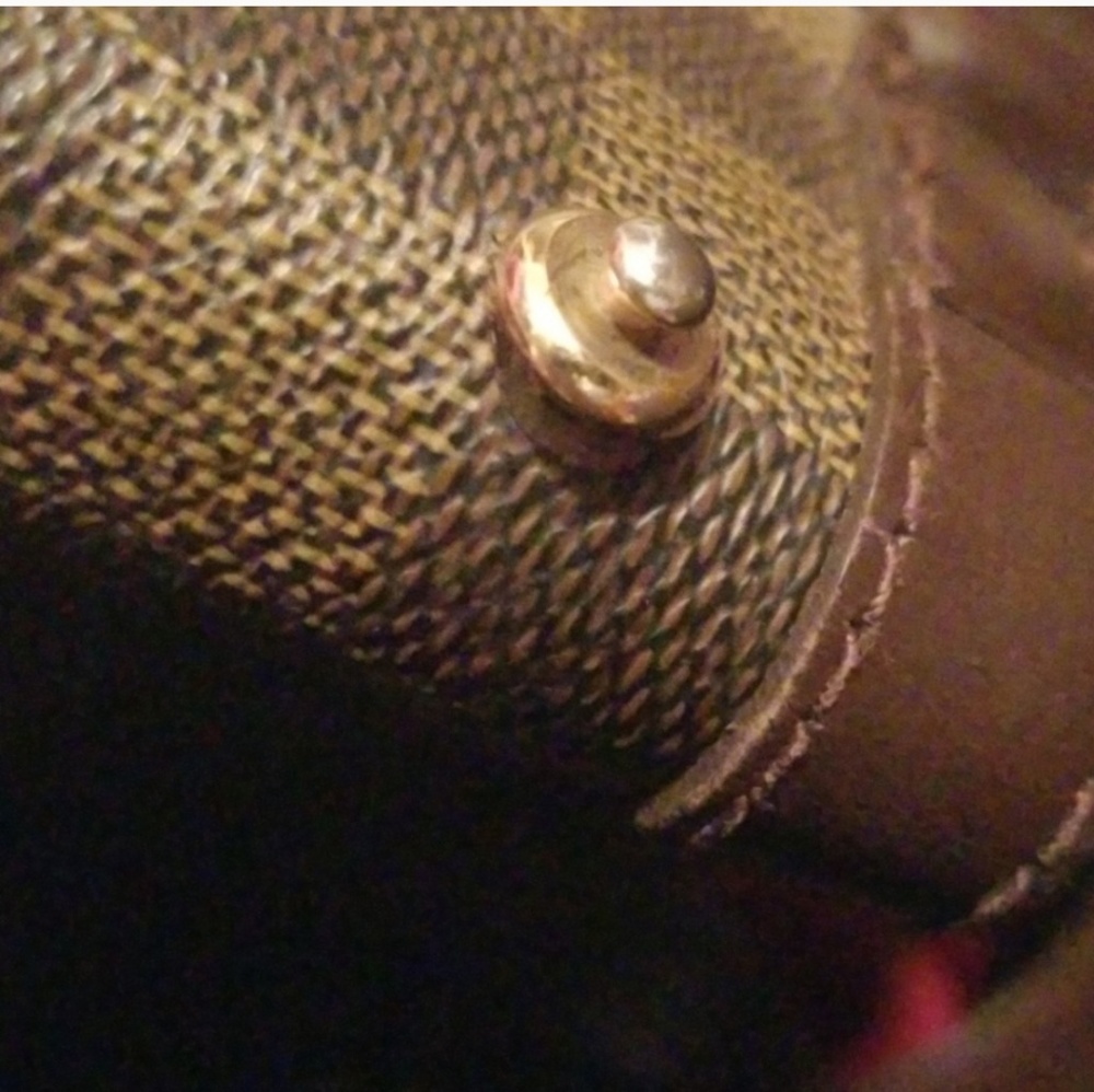 Louis Vuitton - Picture 2 of 2